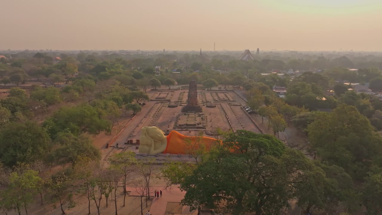 Scena aerea dello storico Buddha reclinato che risplende all'alba, Ayutthaya