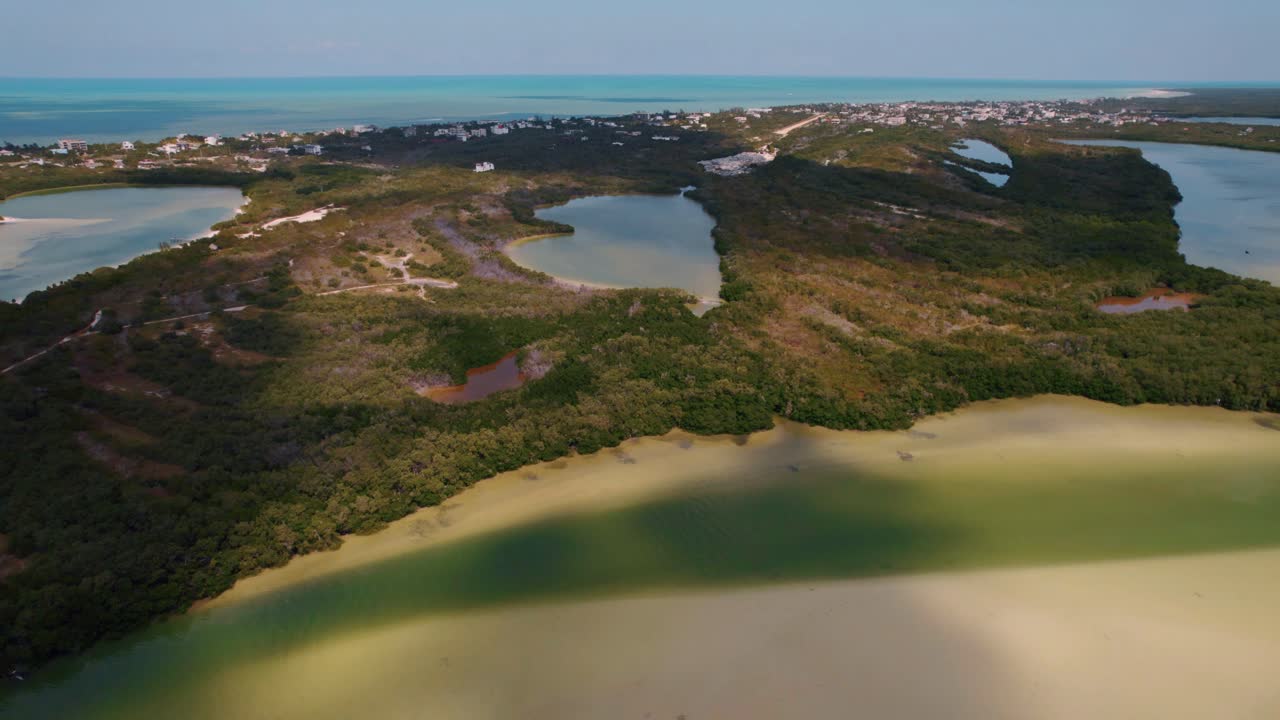 toma aérea de pequeñas lagunas con árboles verdes alrededor, riviera maya, méxico