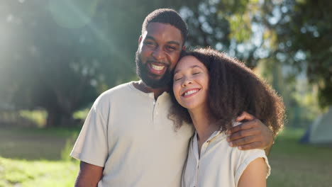 amor, diversidad y una pareja acampando abrazándose