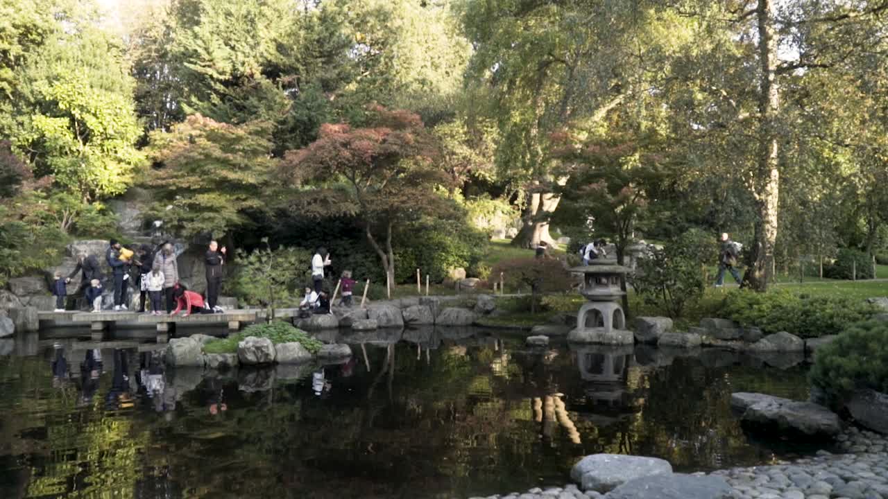 jardín japonés en otoño con la gente