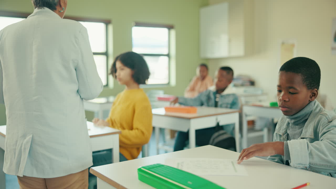 escena del aula con estudiantes y maestros