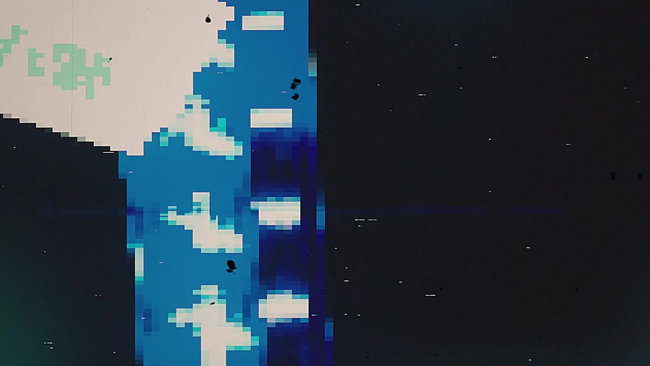 Effetto Glitch Digitale con Graffi e Rumore di Pellicola Vintage