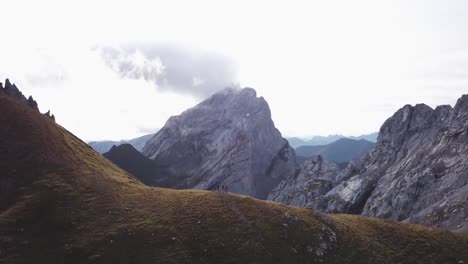 Menschen-Wandern-In-Alpen---Drohnenflug-Alpen-In-österreich-Vorarlberg