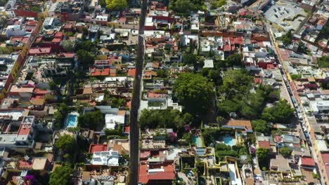 coches circulando por calles estrechas en una ciudad densamente poblada