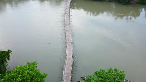 印度的許多村莊仍然用竹橋渡過河流