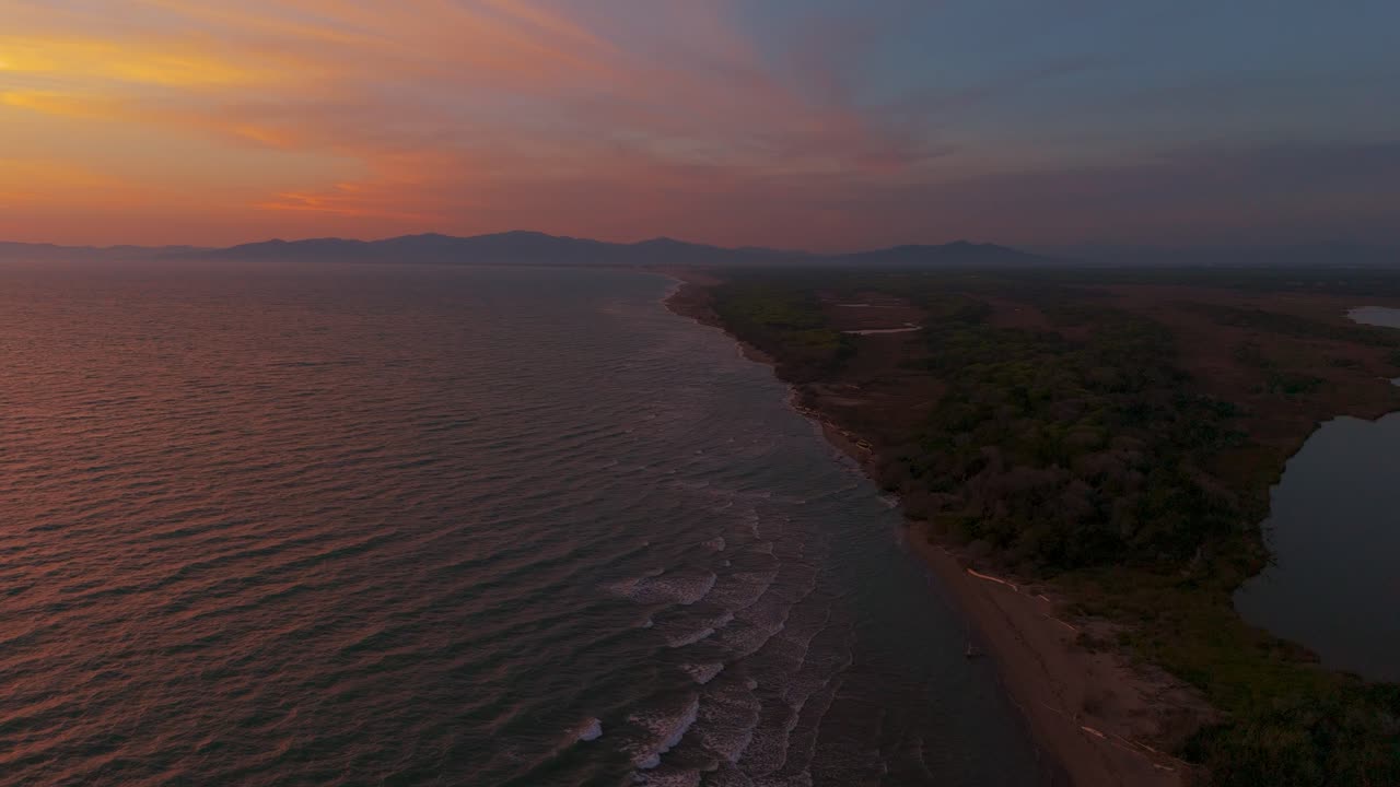 Tramonto con mare, nuvole e cielo colorati.