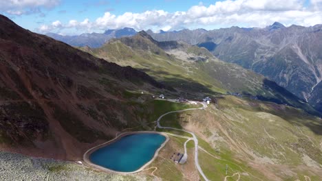 imágenes aéreas de un lago de montaña en los alpes austríacos en un día soleado de verano con solo unas pocas nubes esponjosas en el cielo