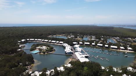 Luftaufnahme-Von-Couran-Cove-Auf-South-Stradbroke-Island-Mit-Der-Skyline-Der-Gold-Coast-In-Der-Ferne