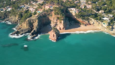 rocas acantilados en el medio del mar mediterráneo, playa virgen azul, paraíso turquesa begur