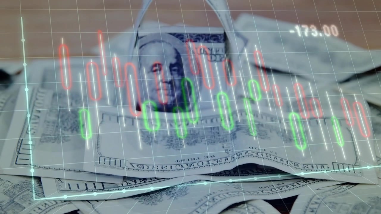 Candlestick-diagram over amerikanske 100-dollarsedler på skrivebord, der skifter fra faldende til stigende, illustrerer markedsopsving.