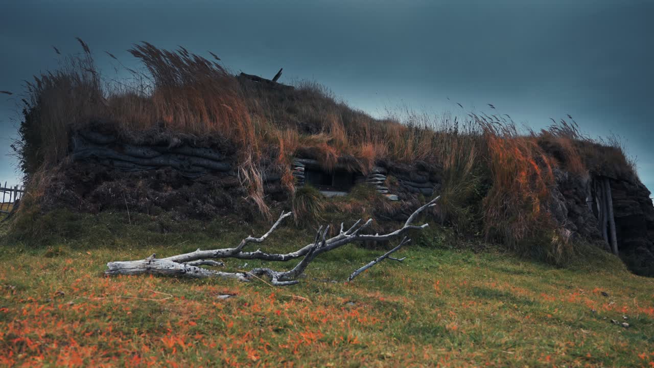 una choza de césped de la edad de piedra en el histórico pueblo pesquero de mortensnes en las costas de varanger noruega