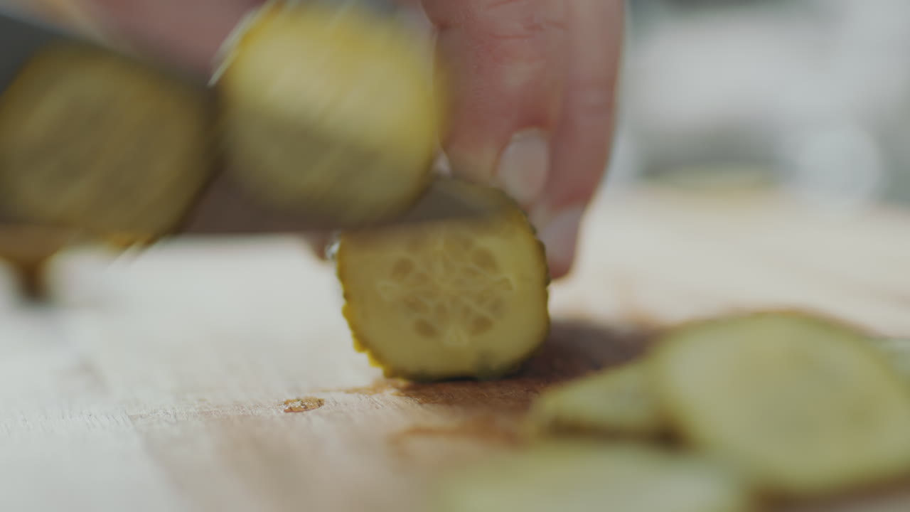 cortar el pepinillo en rodajas