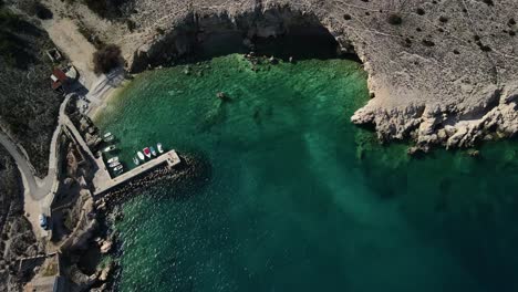 Tiro-Inclinado-Hacia-Abajo-Con-Drones-Sobre-El-Mar-Adriático-En-La-Costa-De-Croacia-Hermoso-Paisaje