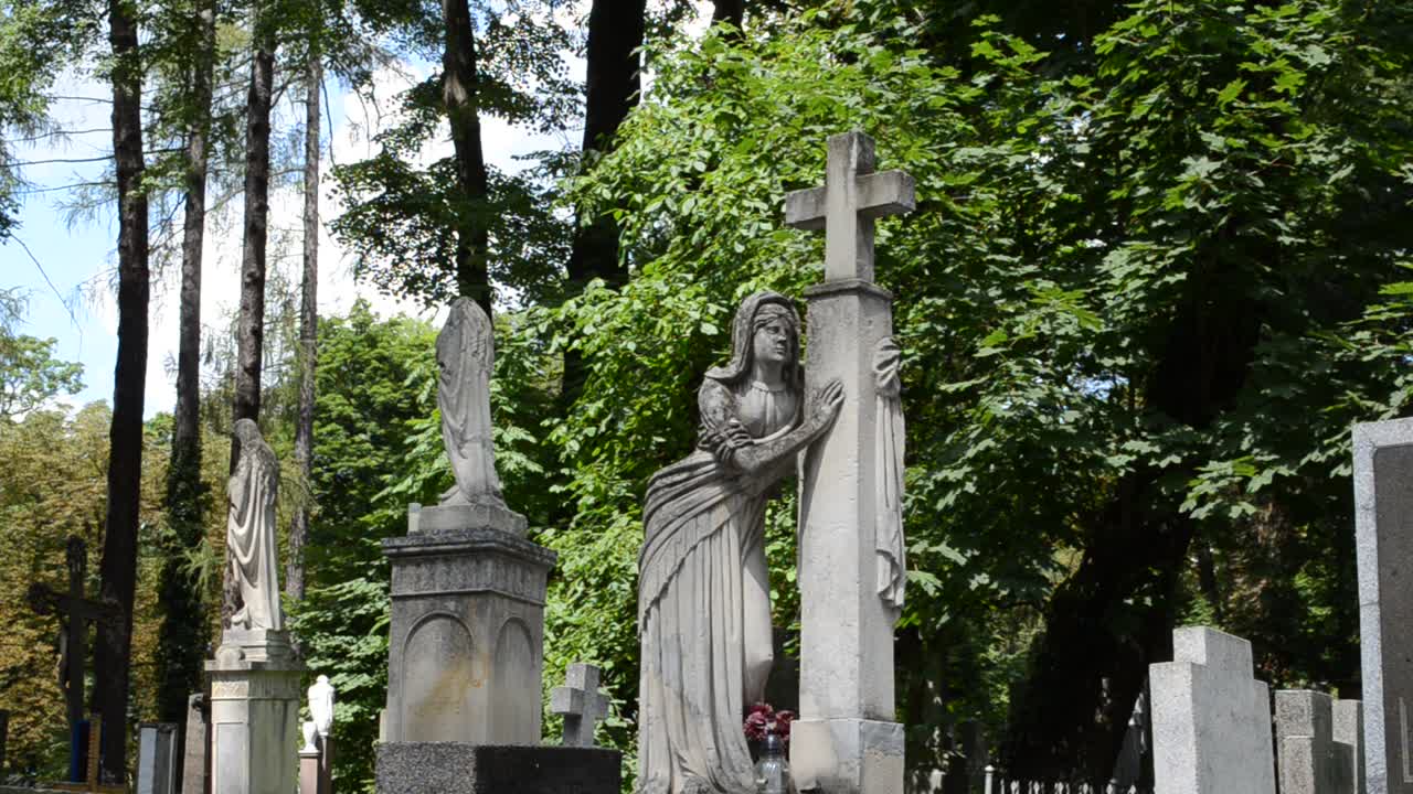 Sépultures dans un cimetière. Lviv, Ukraine. Le cimetière de Lychakiv, domaine historique et commémoratif (depuis 1991) à Lviv, dans le quartier historique de Lychakiv, l'un des plus anciens cimetières d'Ukraine.