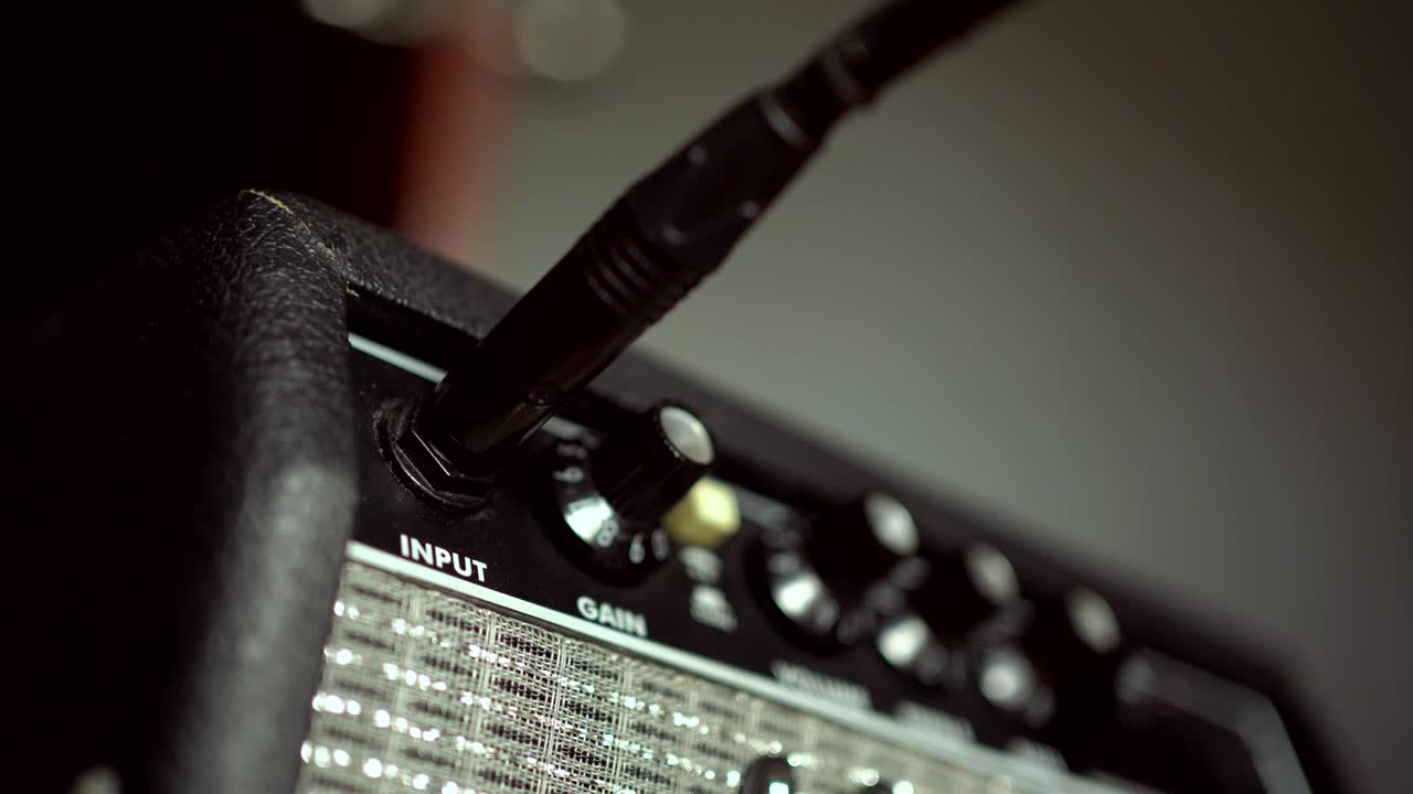 악기 케이블을 기타 증폭기에 연결합니다.