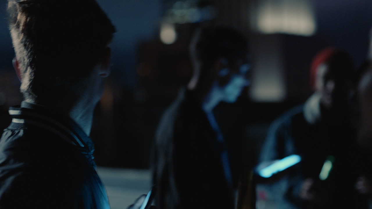 grupo feliz de amigos bailando juntos usando tecnología móvil de teléfonos inteligentes pasando el rato en la azotea por la noche disfrutando del fin de semana compartiendo mensajes en las redes sociales