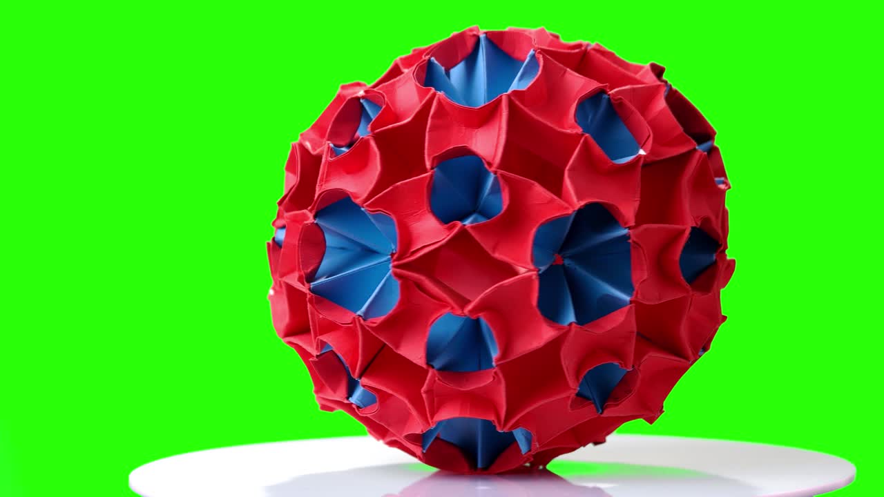 초록색 화면에 다채로운 오리가미 공이 있습니다.