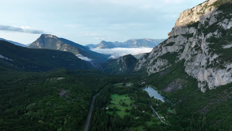 majestatyczny widok lotniczy molveno tworzący idylliczny północny włoski region trentino, łańcuch górski doliny