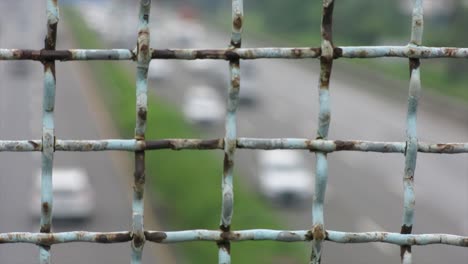 Freunde-Barriere-Mit-Verkehrshintergrund