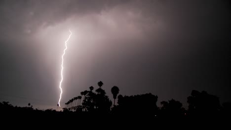 rayos caen durante una tormenta eléctrica 7