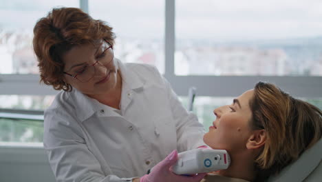 Procedimiento-Moderno-De-Cuidado-De-La-Piel-Por-Ultrasonidos-En-Clínica-De-Belleza-De-Cerca.-Terapia-De-Levantamiento.