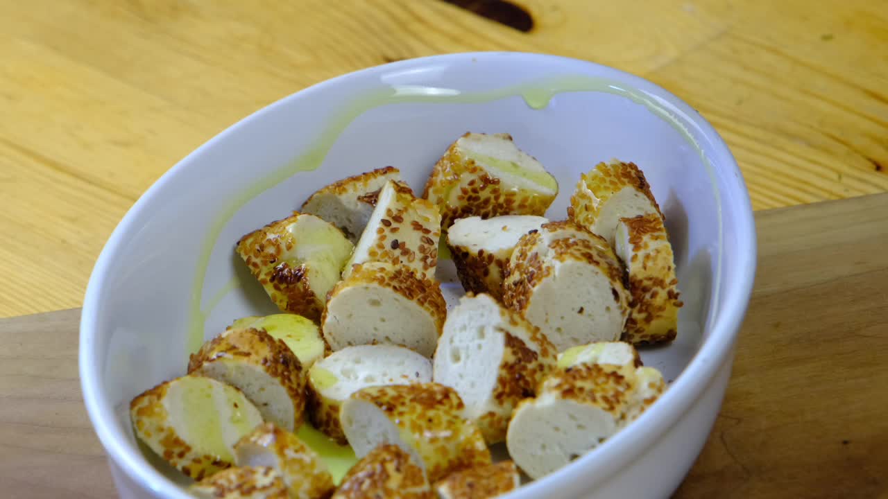 요리사는 부 ⁇ 에서  ⁇ 한  ⁇ 에 올리브유를  ⁇ 고 있습니다.