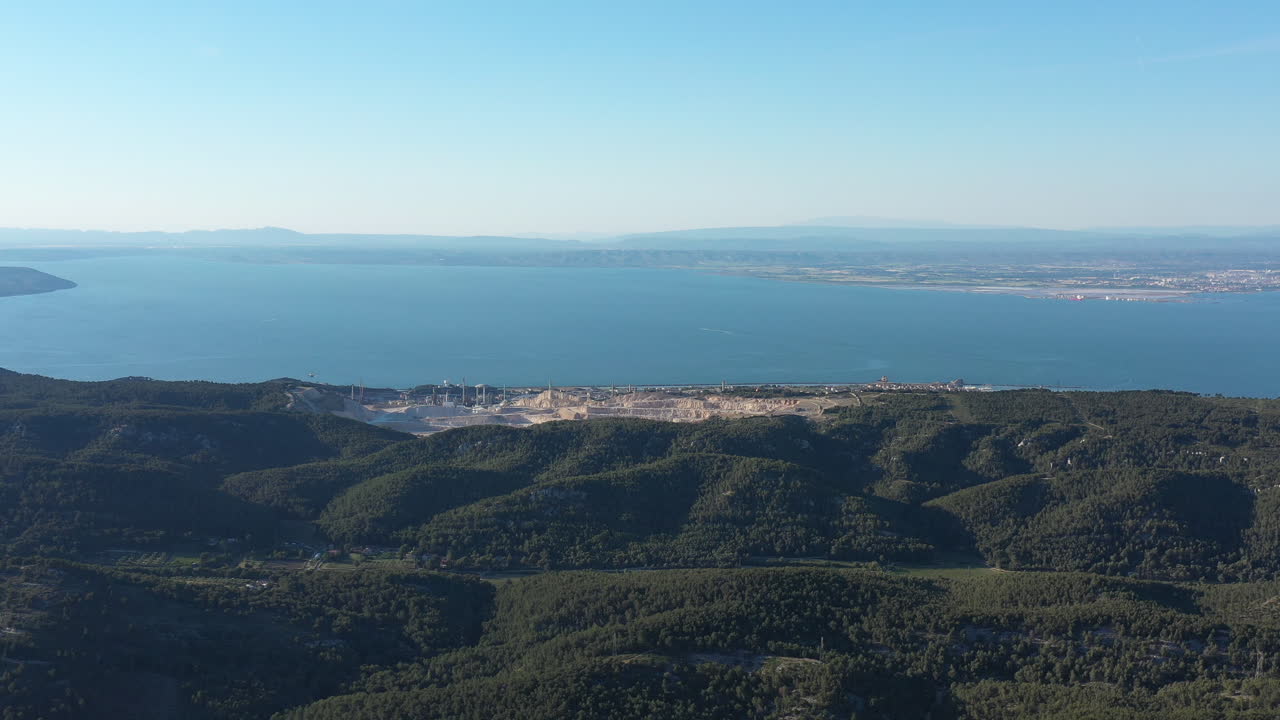채굴 광산, 모래 바위, 숲과 바다를 향해 날아가는 공중 촬영
