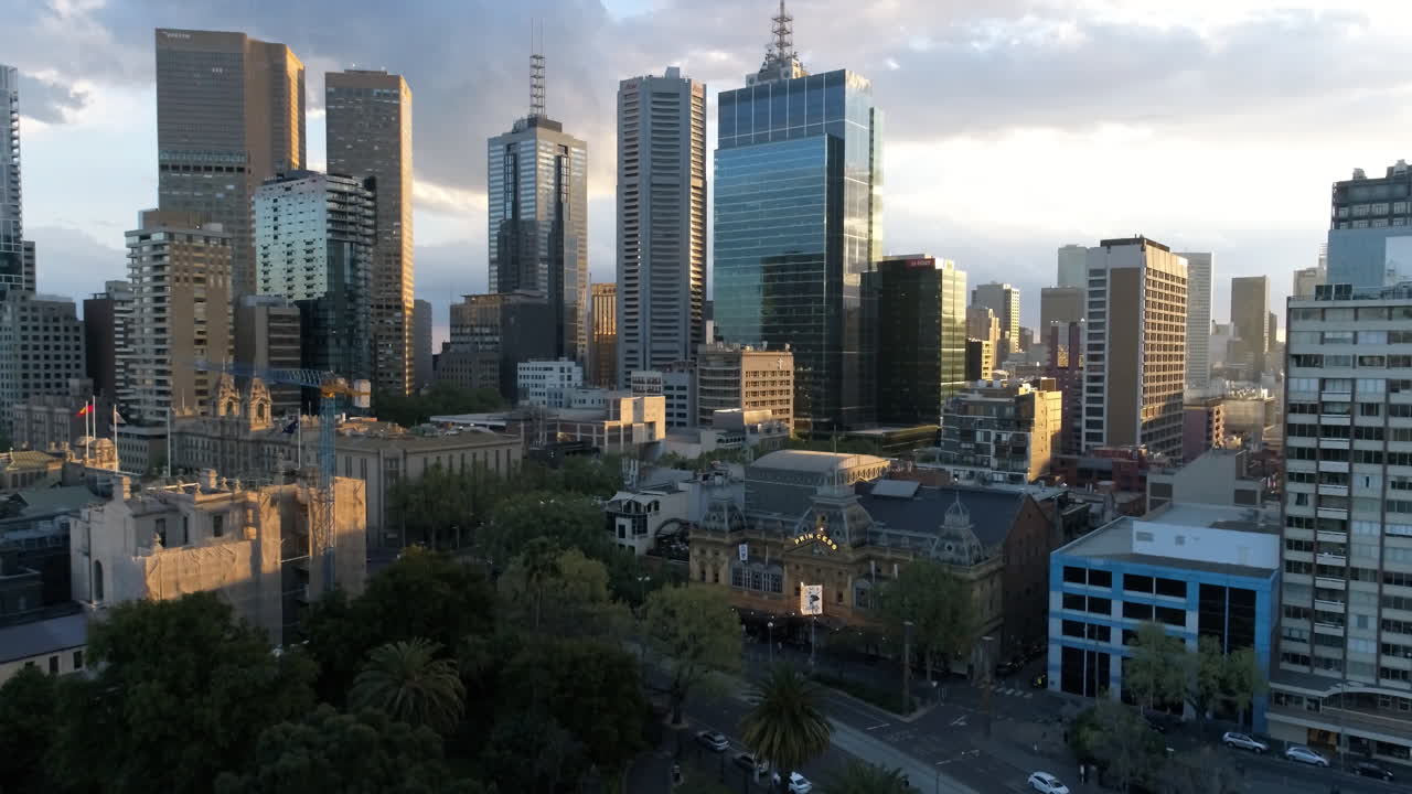 Letecký pohled na Melbourne CBD při západu slunce, viditelná budova parlamentu a divadlo Princess