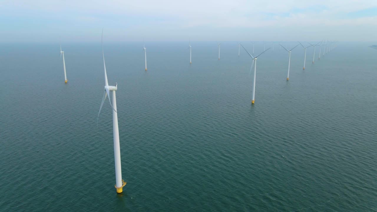 거대한 풍차 터빈, 바다에 있는 해상 풍차 농장, 웨스터메어 풍차 공원, 아름다운 밝은 날에 바다에서 고립된 풍차, 네덜란드, 플레볼랜드, 노르도오스트폴더