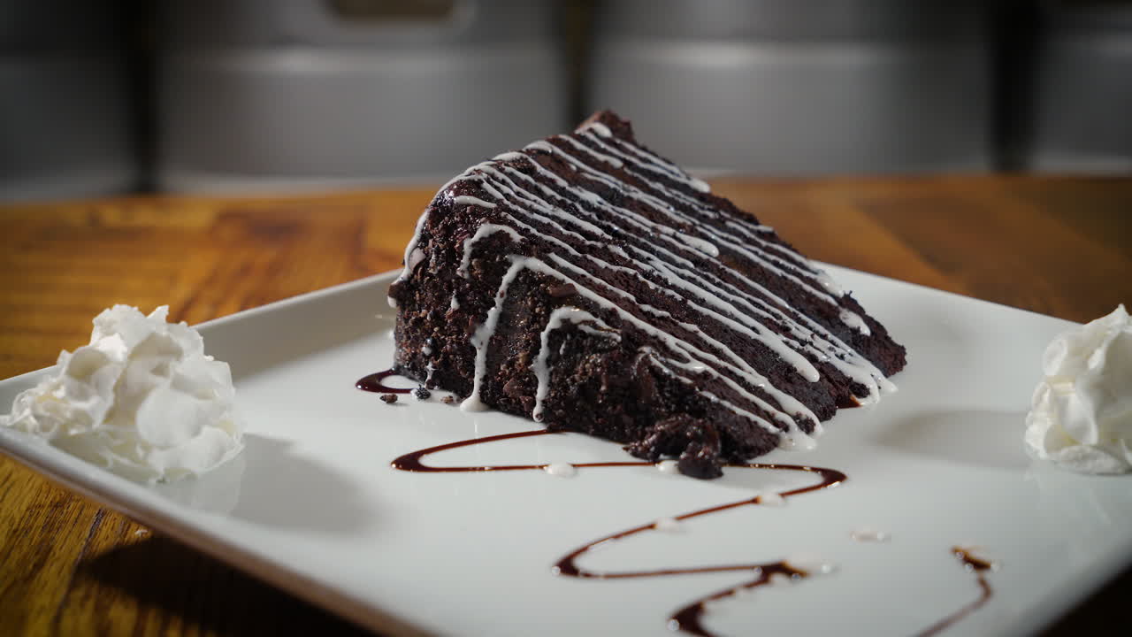 indulgente pastel de tres capas de chocolate negro rociado con glaseado y cubierto con crema batida, 4k