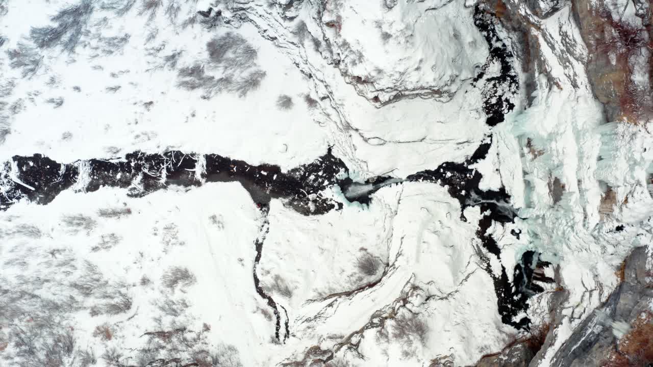 vista aérea de pájaro de la impresionante cascada congelada de stewart falls cerca de la estación de esquí de sundance en provo que requiere una pequeña caminata para llegar a