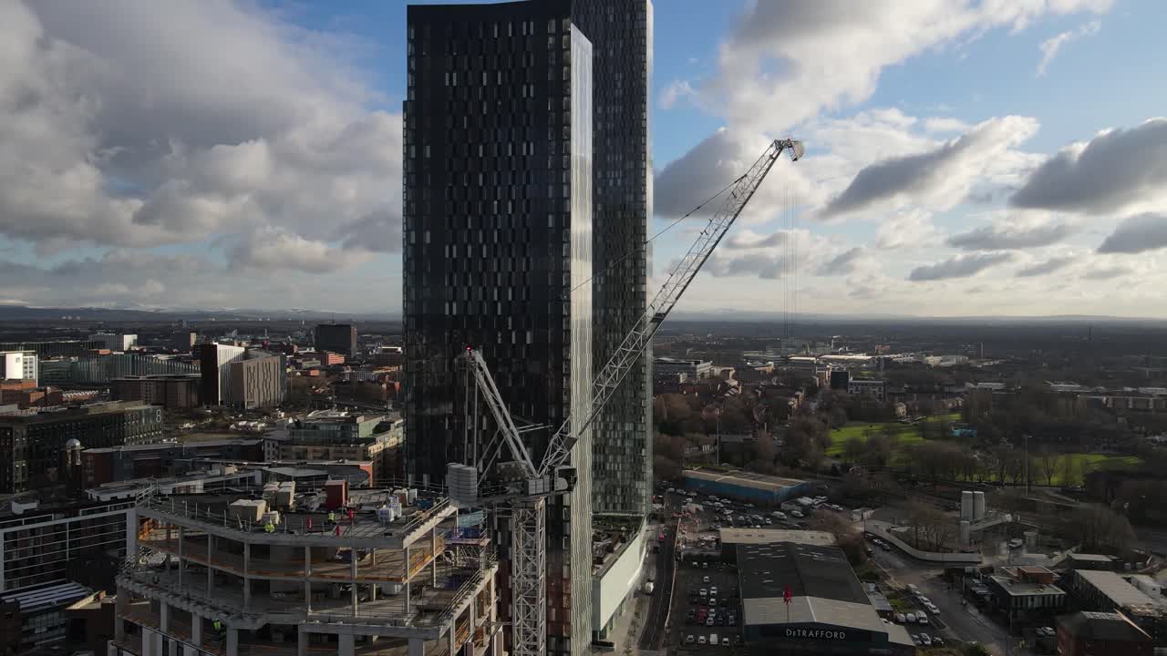 vuelo aéreo de drones alrededor de las torres del sur en deansgate en el centro de la ciudad de manchester que muestra un nuevo desarrollo en construcción