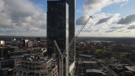 Luftdrohnenflug-Um-Die-Südtürme-Am-Deansgate-Im-Stadtzentrum-Von-Manchester,-Der-Eine-Neue-Entwicklung-Im-Bau-Zeigt