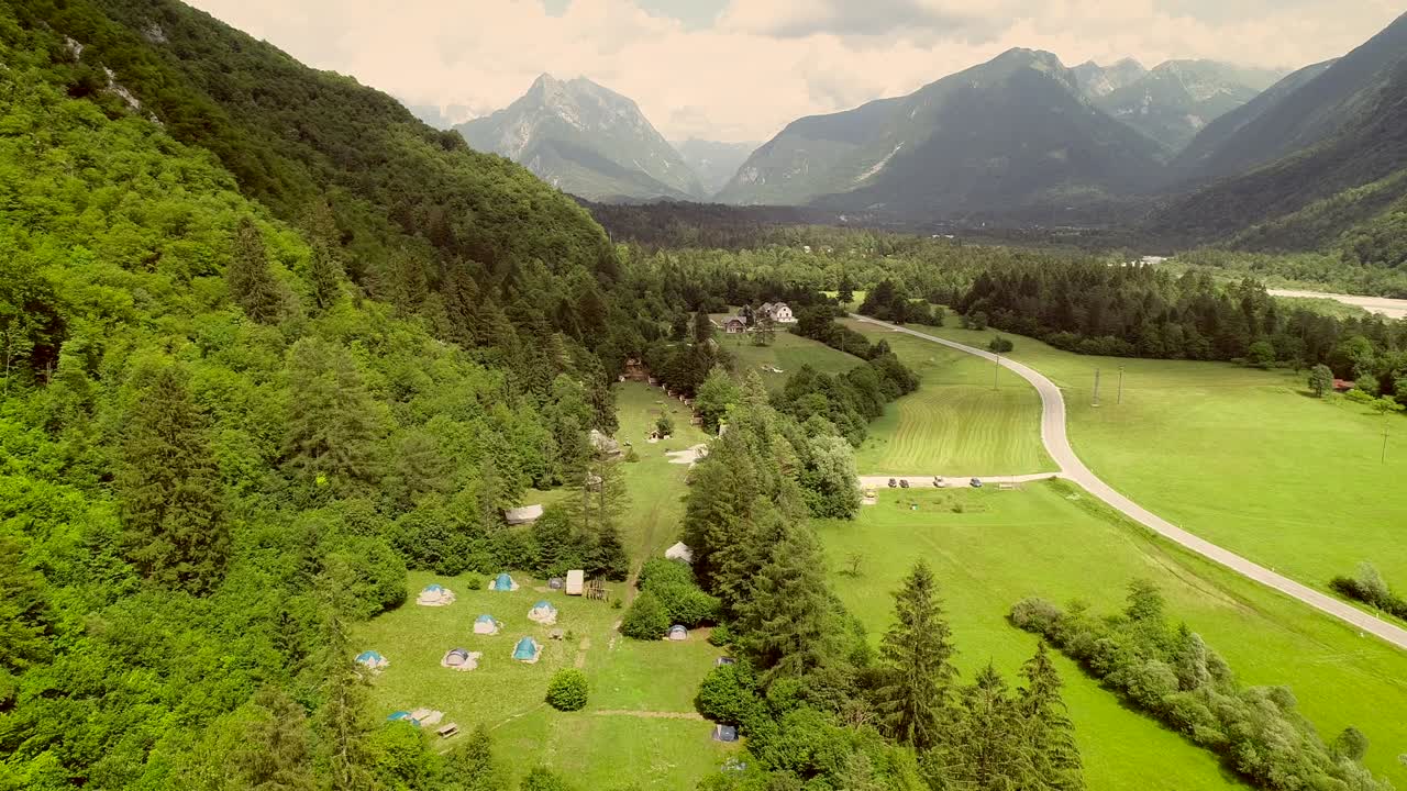 vista aérea de un campamento de verano con tiendas ubicadas en un valle cerca del río soca.
