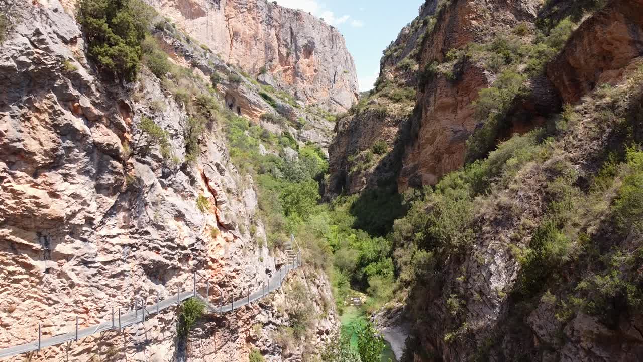 alquezar en huesca, aragón, españa – vista aérea de drones del puente peatonal pasarelas del vero a través del cañón