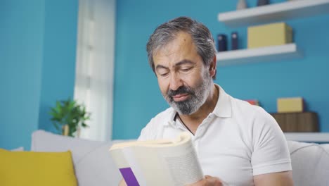 hombre de mediana edad con fatiga ocular. problemas de visión.