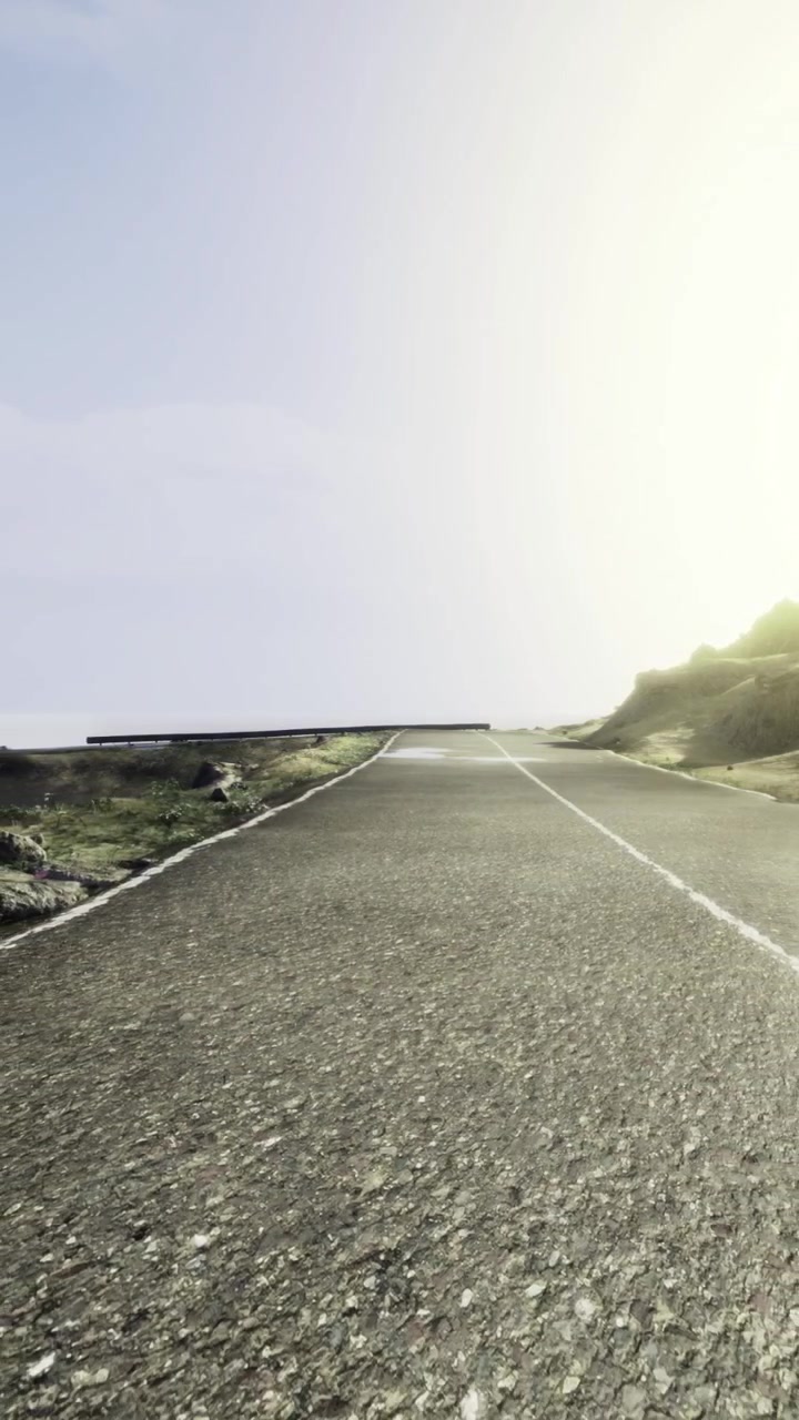 Strada infinita che porta verso l'orizzonte con il sole sullo sfondo