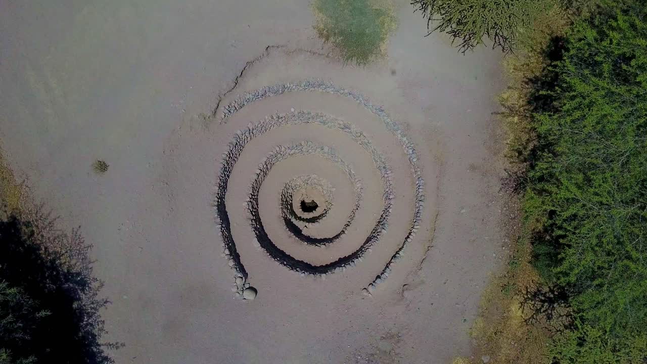 la espiral de los acueductos de cantalloc, la espiral de nazca, perú