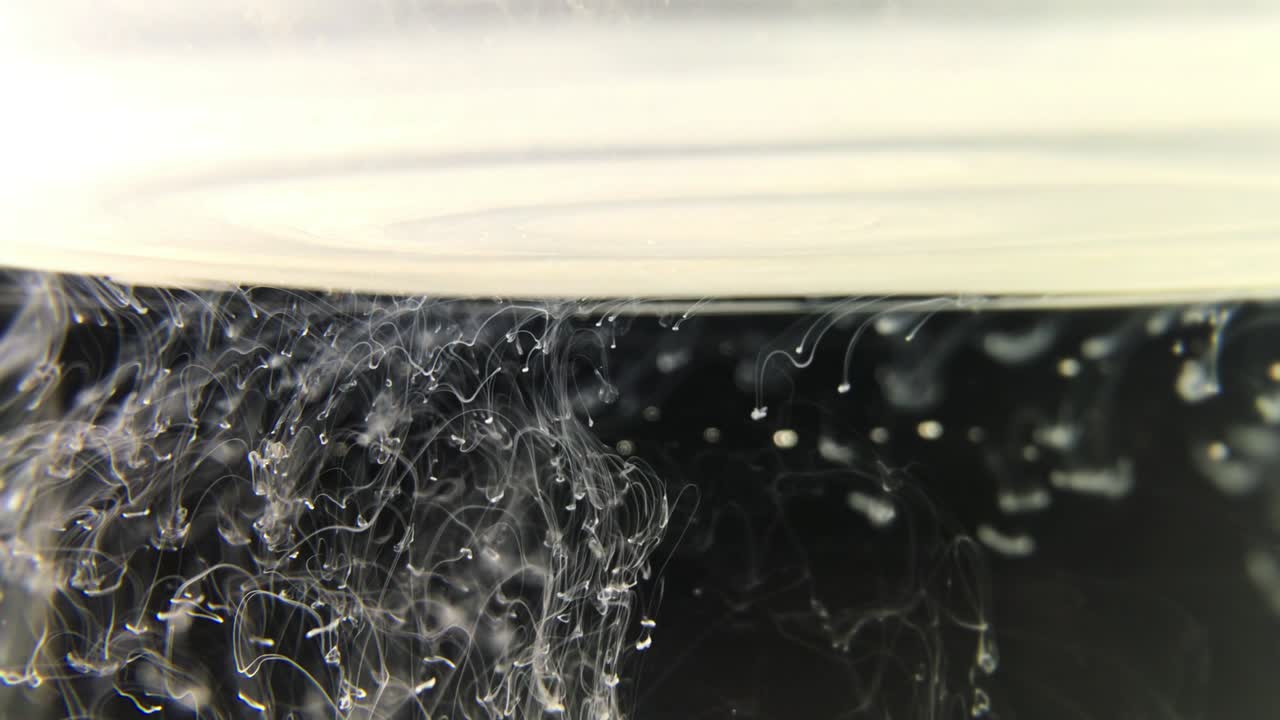 색 대기 잉크와 희미한 색 구름