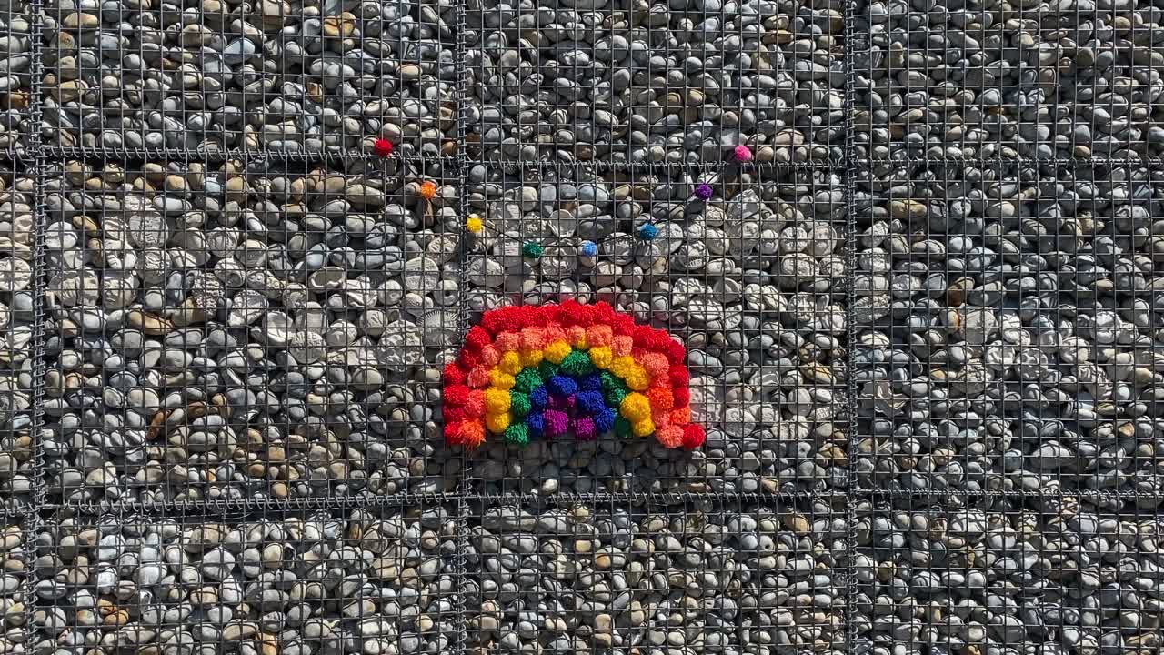 코로나19를 맞이하는 nhs의 영웅과 주요 직원들에게 무지개 팅과 돌 벽에 폼폰을 습니다.