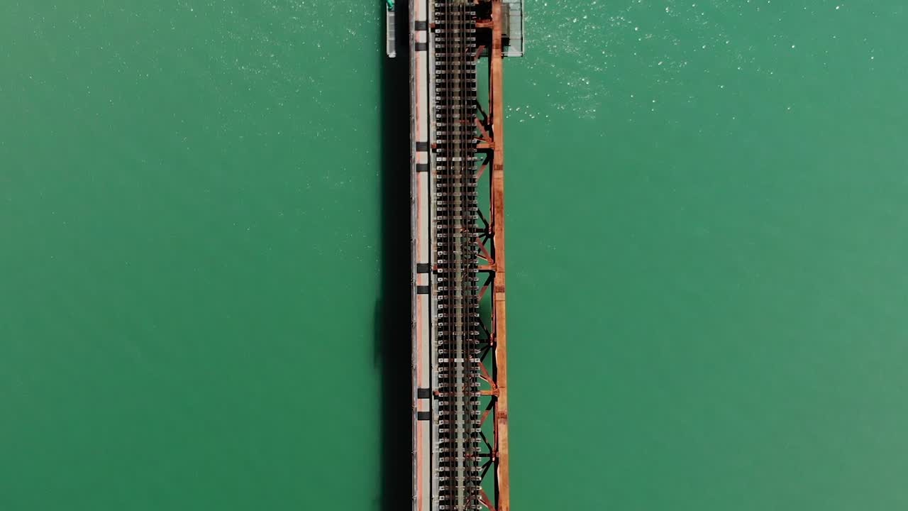 일본 도쿄의 오쿠오이코조 역에서 다리 위를 지나가는 고속 열차 - 오버헤드 샷