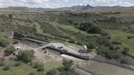 el vertedero del río oxigena el agua a medida que emerge de la tubería del desagüe de la represa hidroeléctrica