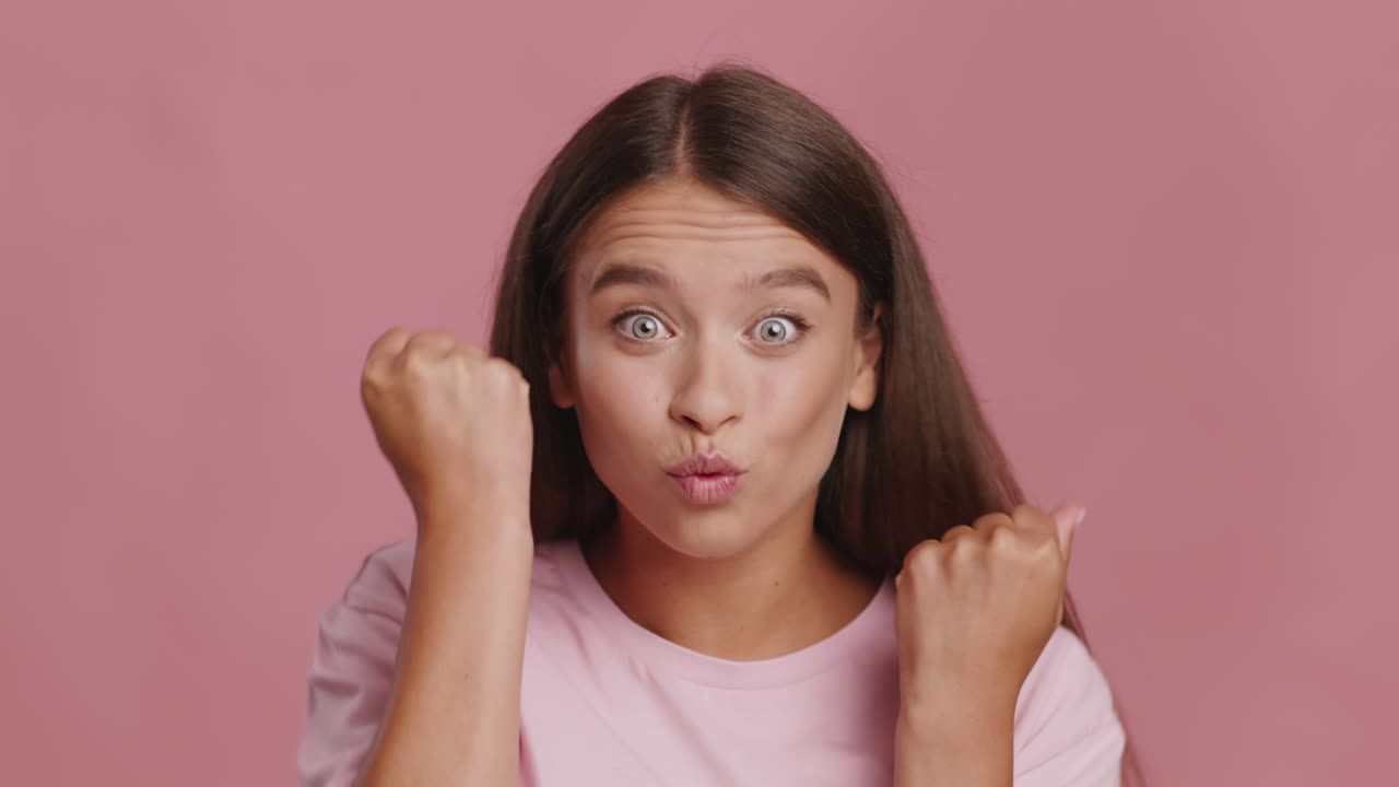 흥분 된 여자 축하