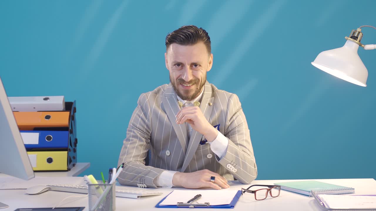 un hombre de negocios exitoso cruza los brazos. retrato de un hombre de negocios confiado.