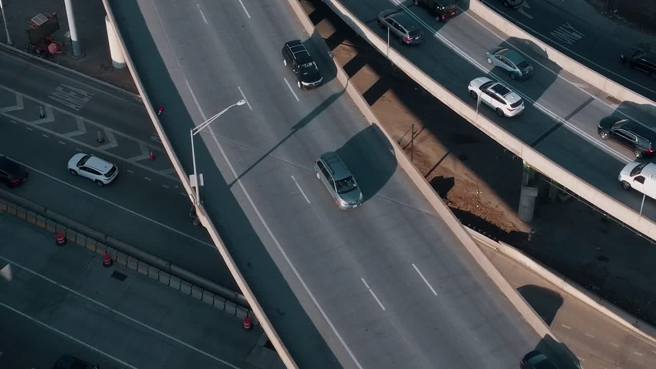 Køretøjer kører på motorveje i New York om dagen