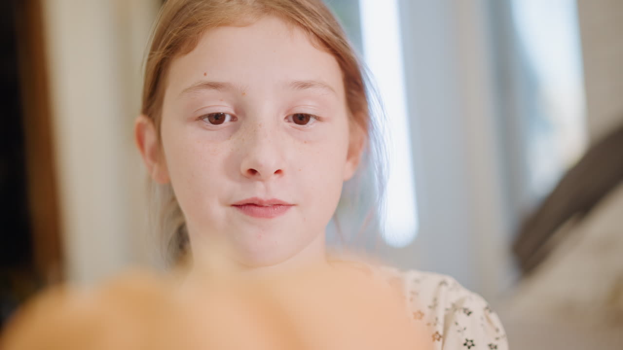 カボチャを調べる少女。若い少女がカボチャを注意深く見ている。少女はカボチャを詳細に検査し、優しく穏やかに、思慮深く見つめている。