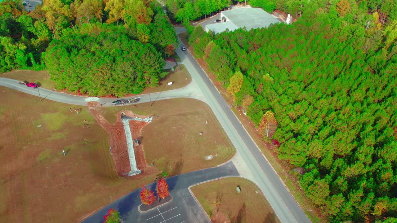 건설 노동자 들 이 지상 에 배수 파이프 를 놓고 있다. 조지아, 미국