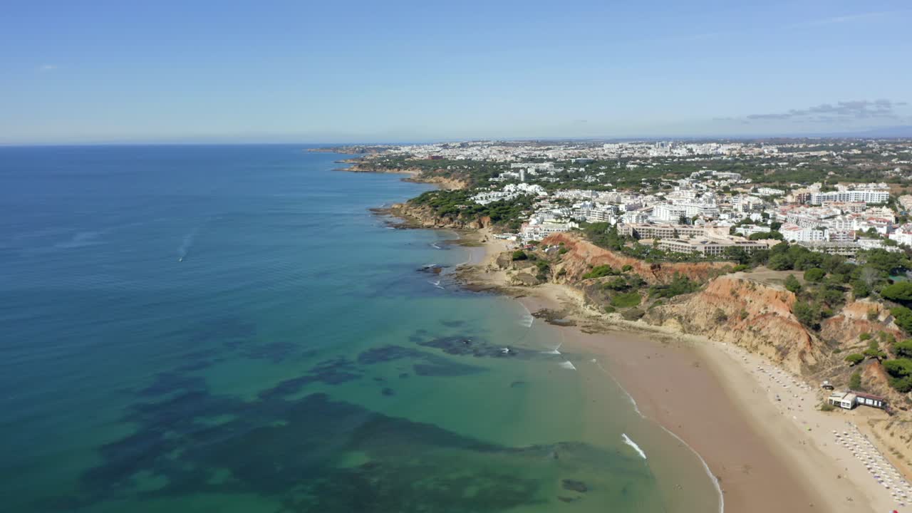 vista panorámica de la playa barranco das belharucas con el hotel tui blue falesia y la ciudad de albufeira en portugal