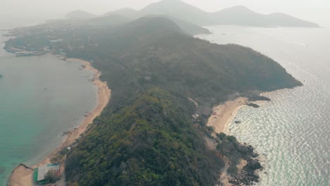 Bosque-Verde-En-Una-Isla-Montañosa-Con-Playas-De-Arena-Vista-Superior