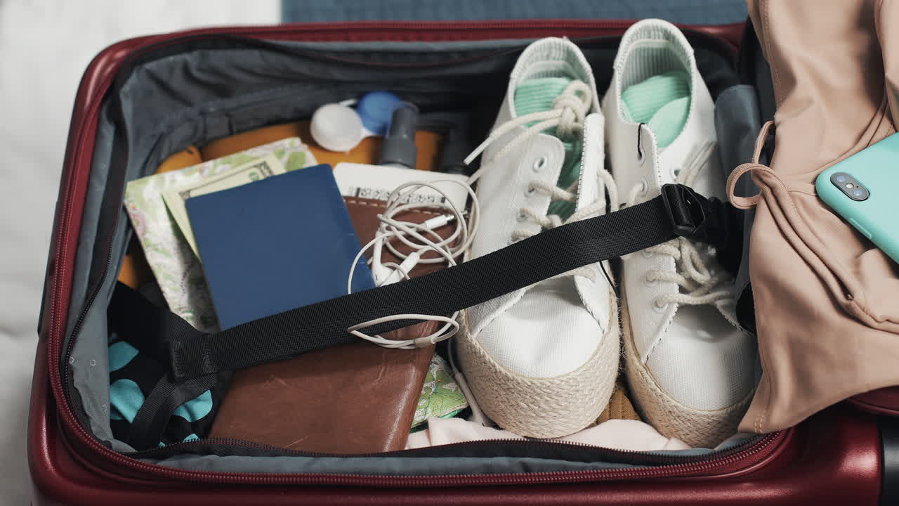 Uma mala cheia de itens essenciais para a viagem.